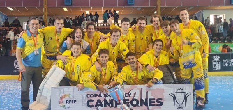 Plantilla del Molina Sport, con la Copa del Rey. Imagen Molina Sport Gran Canaria