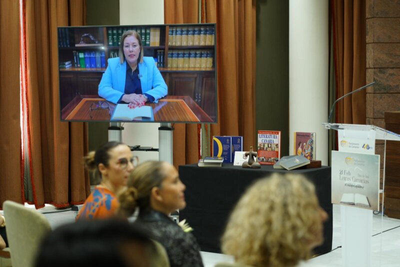 El Parlamento de Canarias homenajea a Ángel Guerra con la lectura colectiva de 'La Lapa'