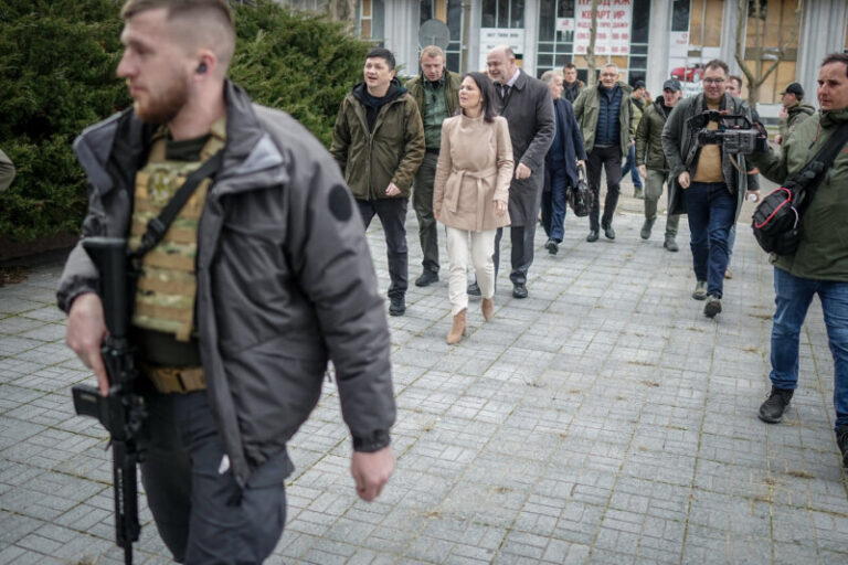 Baerbock cancela una visita en el sur de Ucrania por la presencia de un dron espía ruso