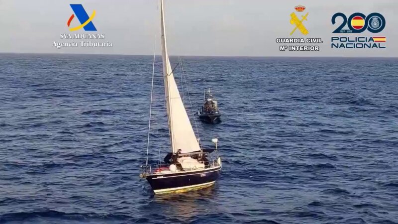 Velero interceptado con cocaína. Imagen RTVC del vídeo de la Policía Nacional, Guardia Civil y Agencia Tributaria