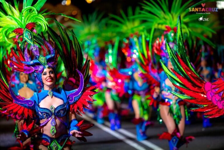 El Carnaval toma las calles de Santa Cruz de Tenerife con la Cabalgata Anunciadora