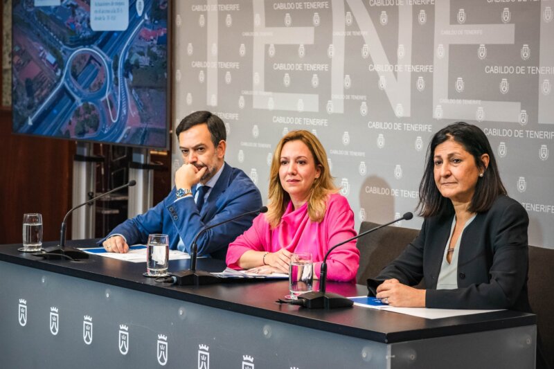 Rueda de prensa de presentación de actuaciones de movilidad en torno a la TF-5 en el Cabildo de Tenerife. En la imagen la presidenta de la Corporación insular, Rosa Dávila (c), el vicepresidente, Lope Afonso (i) y la consejera de Movilidad, Eulalia García (d) / Cabildo de Tenerife