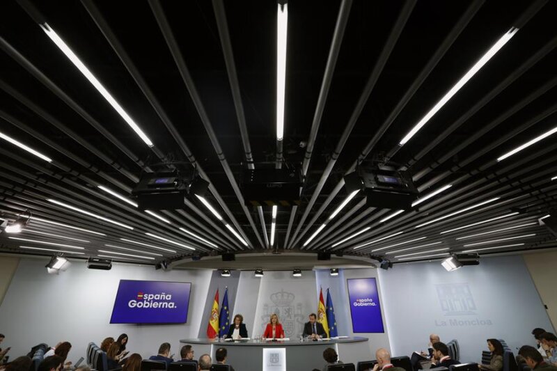 La vicepresidenta tercera y la ministra para la Transición Ecológica y el Reto Demográfico, Teresa Ribera; la ministra de Educación, Formación Profesional y Deportes y portavoz del Gobierno, Pilar Alegría; y el ministro de Transportes y Movilidad Sostenible, Óscar Puente, participan en la rueda de prensa posterior a la reunión del Consejo de Ministros, este martes, en el complejo del Palacio de La Moncloa. EFE/ J.J. Guillén