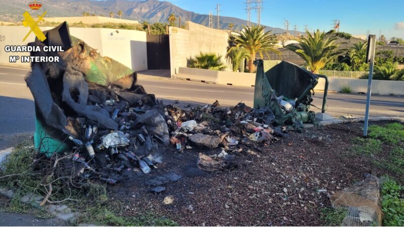 Contenedores quemados. Imagen Guardia Civil