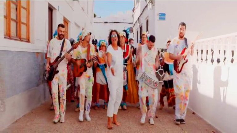 Rosana y Efecto Pasillo presentan el videoclip de ‘Escalera de Colores’