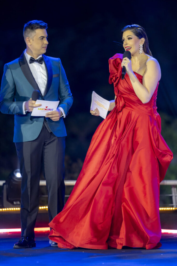 Eloísa González y Elvis Sanfiel serán los presentadores de la Gala de Elección de la Reina de Santa Cruz de Tenerife. Ya durante la inauguración del carnaval participaron en la presentación del sorteo de orden de actuación de las candidatas / Ayuntamiento de Santa Cruz de Tenerife 