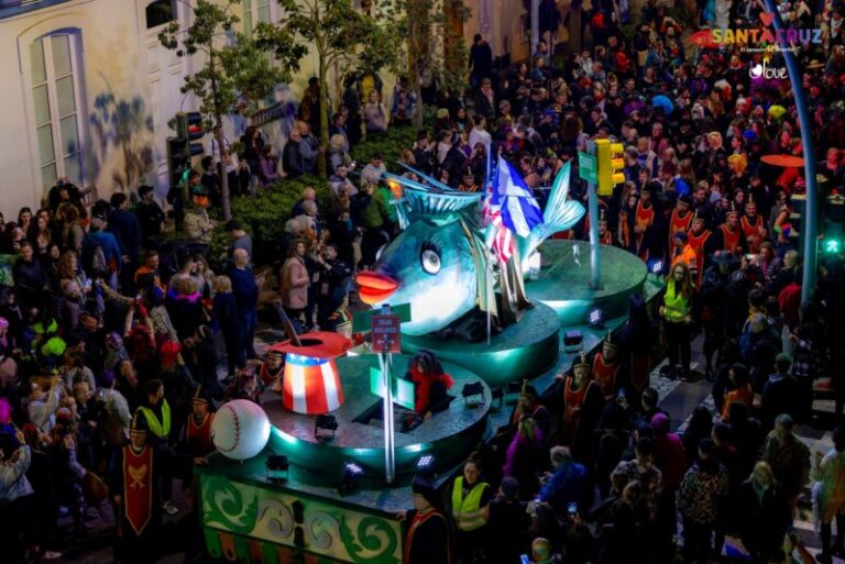 Santa Cruz de Tenerife entierra a la Sardina del Carnaval