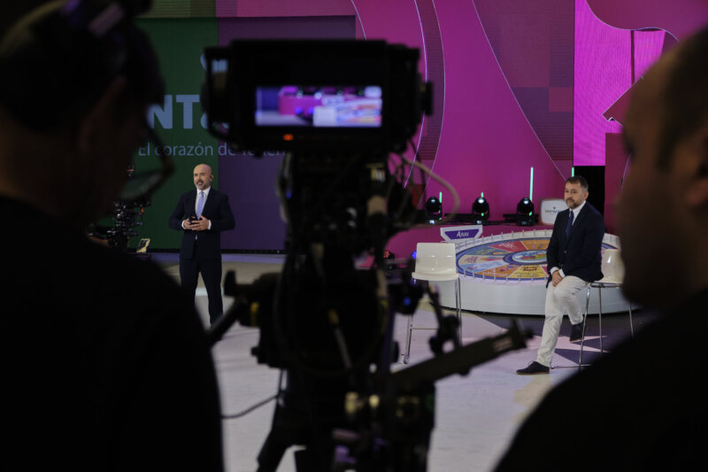 El Telenoticias 1 ha hecho un informativo muy especial desde el escenario de la Gala de la Reina / RTVC