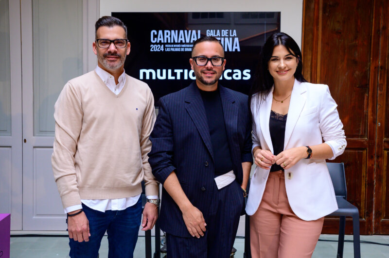 Daniel Calero (i) y Wendy Fuentes (d) serán los presentadores de la Gala de Elección de la Reina del Carnaval de Las Palmas de Gran Canaria 2024. Junto a ellos en la imagen Josué Quevedo (c) director artístico de la Gala / Carnaval LPA
