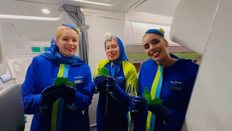 Foto "X" Binter. Azafatas en el primer vuelo de Binter a Madrid