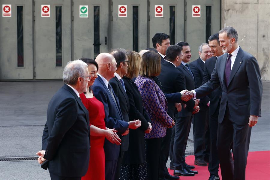 El rey Felipe VI y el presidente del Gobierno, Pedro Sánchez, saludan a las autoridades a su llegada a la Fira de Barcelona para el acto oficial de inauguración de la MWC. Imagen EFE