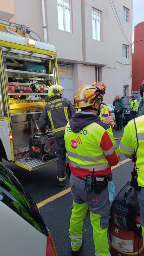 Intervención de Bomberos y Servicio de Urgencia en el incendio a una vivienda en Arucas