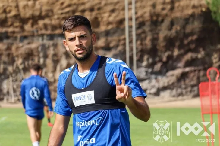El centrocampista Javi Alonso recibe el alta para incorporarse progresivamente al grupo