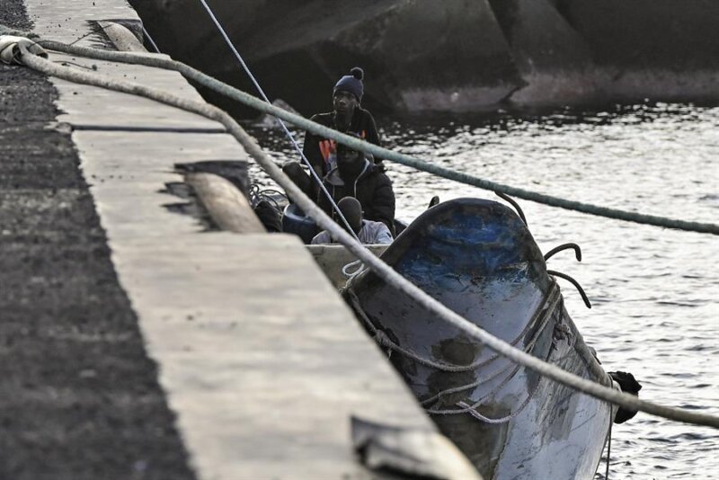 Una de las últimas embarcaciones con migrantes llegada en las últimas horas a Canarias. Imagen EFE