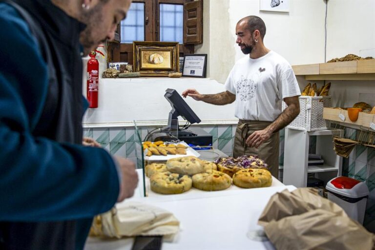 El mes de febrero con menos desempleo en las islas desde 2008