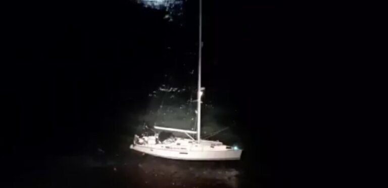 Rescatan un velero en Isla de Lobos