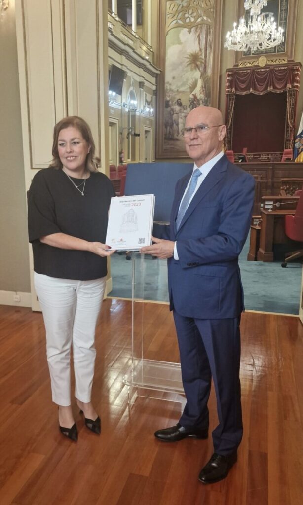 Imagen de Astrid Pérez, presidenta del Parlamento y Rafael Yanes, diputado del Común, en el Parlamento de Canarias. Foto Diputación del Común