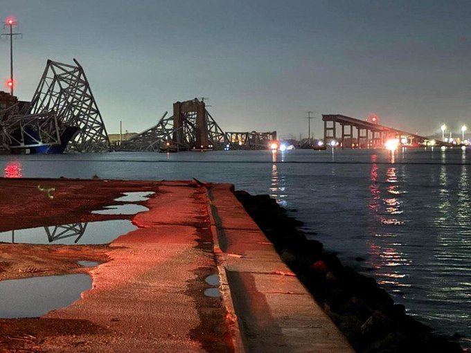 El mayor puente de Baltimore se derrumba por la colisión de un carguero 