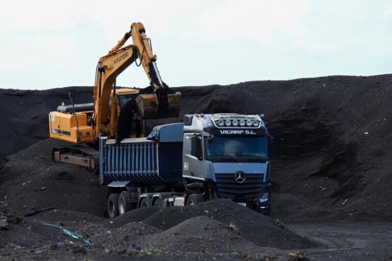 Disminuye la montaña de ceniza que dejó la erupción del Tajogaite