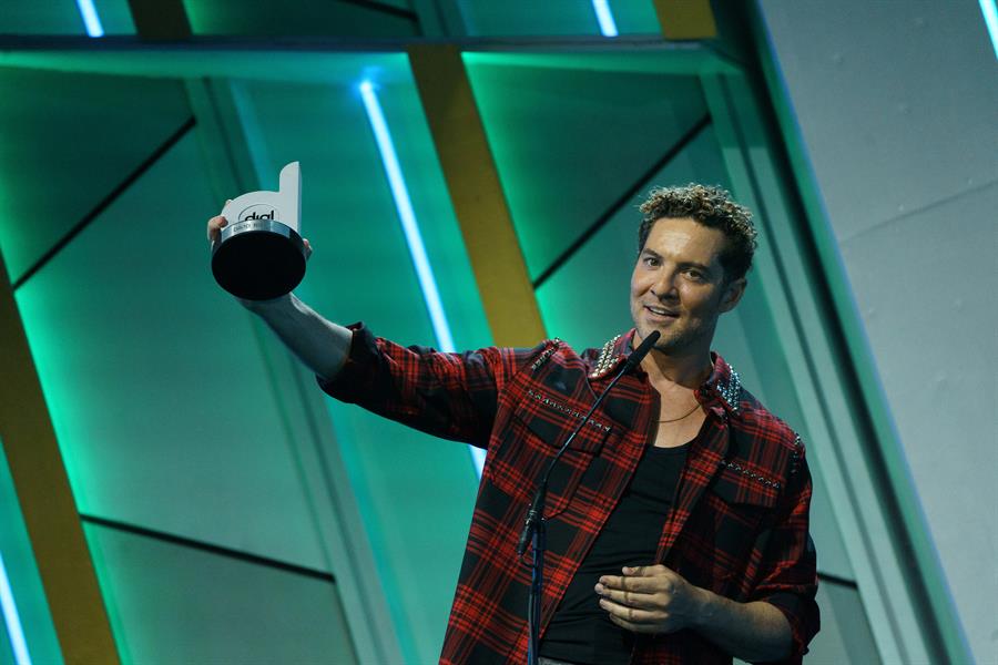 David Bisbal recibe su galardón en los Premios Dial Tenerife