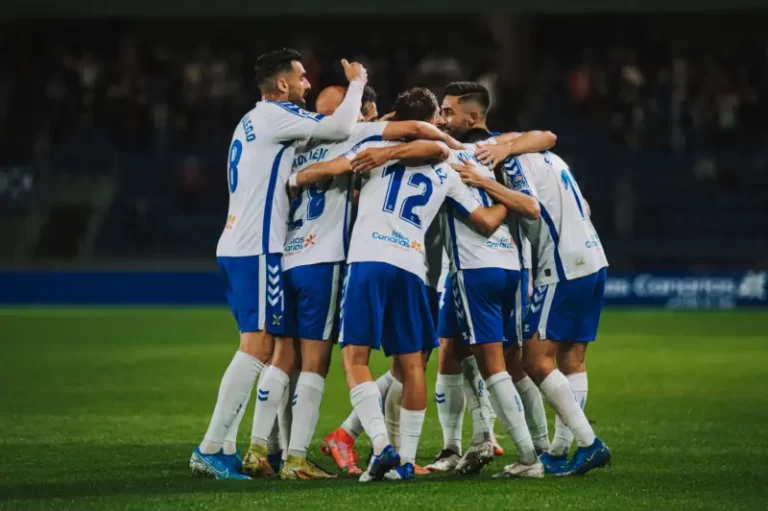 El CD Tenerife cae ante el Zaragoza (1-3) y la comisión deportiva mantiene a Garitano