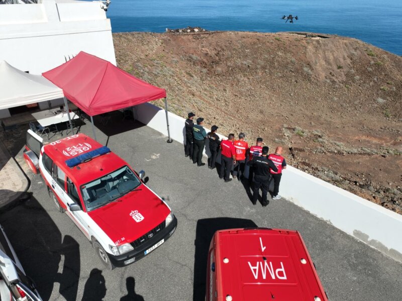 Parte de los efectivos que participan en la búsqueda de los dos jóvenes que desaparecieron en la costa de Las Palmas de Gran Canaria, en la zona de El Confita. Imagen 112 Canarias