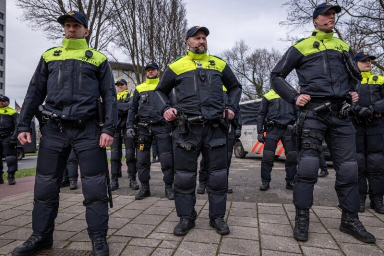 La Policía de Países Bajos libera a varios rehenes en una cafetería