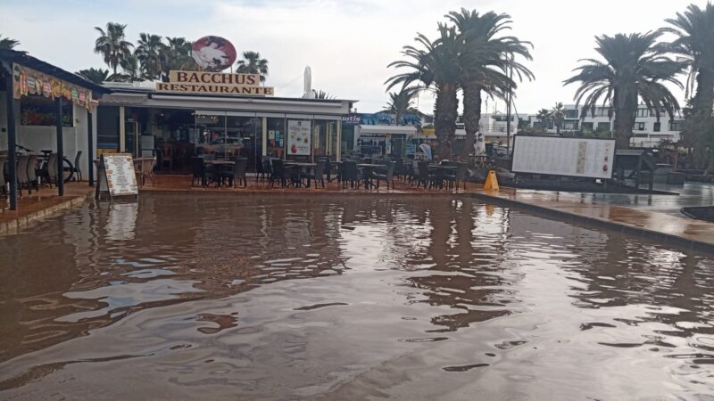 Imagen de las intensas lluvias de la pasada madrugada en la zona de la Pesquera y de las diversas incidencias en Costa Teguise.