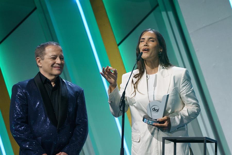 India Martínez recoge su premio en en los Premios Dial Tenerife