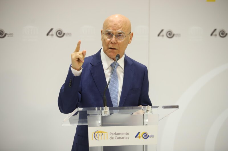 Intervención del Diputado del Común en el Parlamento de Canarias. Foto Diputación del Común