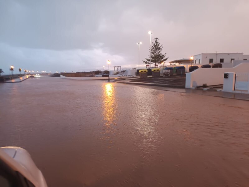 Otra incidencia de esta Dana ha sido inundación en la Avenida del Marinero, en la zona de Tinajo.