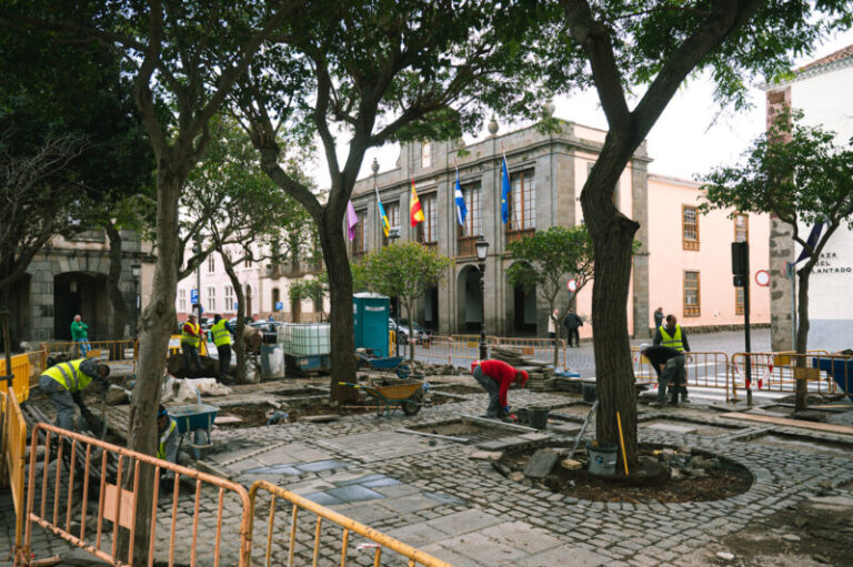Continúan los trabajos de reparación y mejora del pavimento de la Plaza del Adelantado