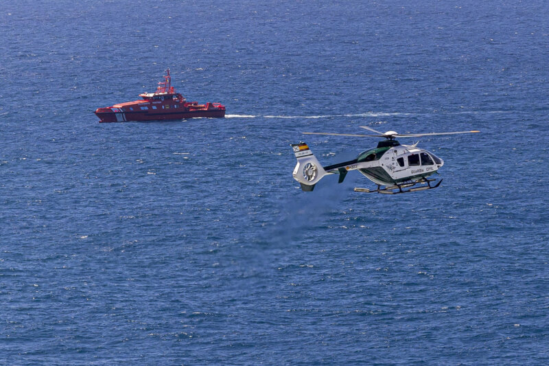 LAS PALMAS DE GRAN CANARIA, 09/03/2024.- Distintos recursos de emergencias y del Ejército buscan desde este viernes a dos menores de 16 y 17 años en las inmediaciones de la playa de El Confital, en Las Palmas de Gran Canaria, a quienes se les perdió la pista a última hora de la tarde. Este sábado se han retomado las tareas para intentar localizar a estos dos jóvenes que, según han informado a EFE fuentes del dispositivo de emergencias, habían acudido a pescar a esta zona de la bahía y cuyos objetos personales fueron localizados anoche. EFE/Quique Curbelo