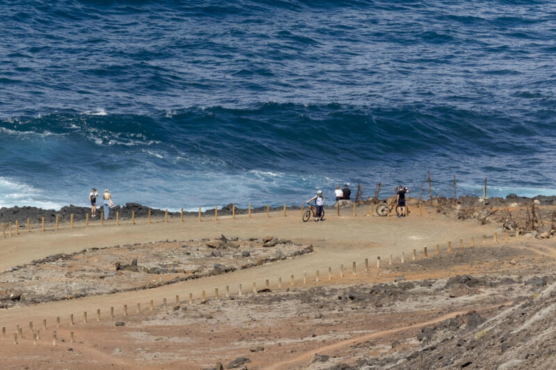 LAS PALMAS DE GRAN CANARIA, 09/03/2024.- Distintos recursos de emergencias y del Ejército buscan desde este viernes a dos menores de 16 y 17 años en las inmediaciones de la playa de El Confital, en Las Palmas de Gran Canaria, a quienes se les perdió la pista a última hora de la tarde. Este sábado se han retomado las tareas para intentar localizar a estos dos jóvenes que, según han informado a EFE fuentes del dispositivo de emergencias, habían acudido a pescar a esta zona de la bahía y cuyos objetos personales fueron localizados anoche. EFE/Quique Curbelo