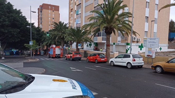 Actuación de la policía local en la Avenida de Los Príncipes tras el incendio. Foto "X" Policía Local de Santa Cruz de Tenerife
