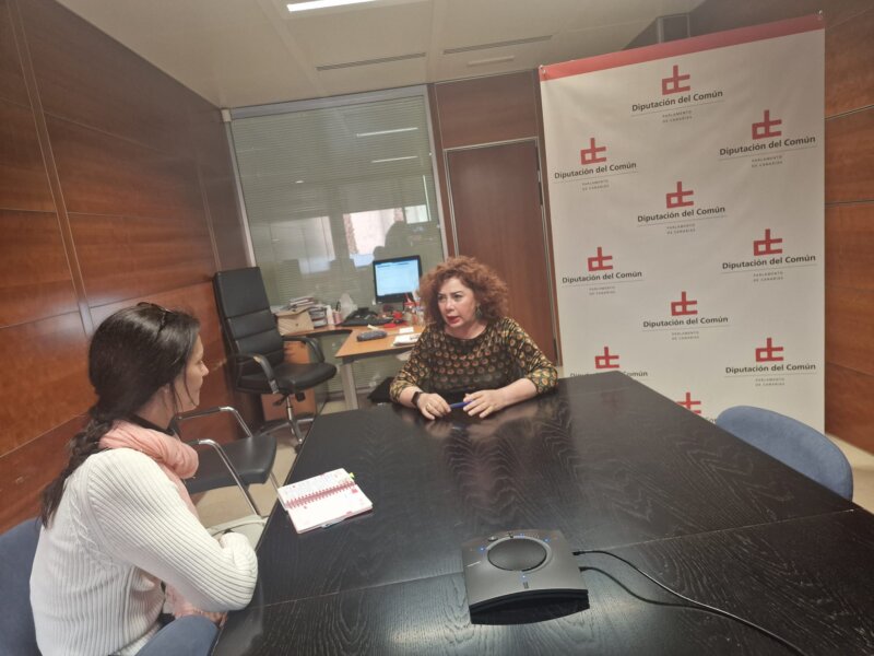 Imagen del encuentro entre la madre de la niña afectada y la adjunta Igualdad Diputación del Común, Beatriz Barrera. Foto Diputación del Común