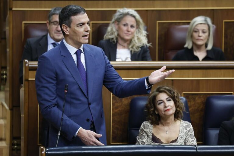 Sánchez pide a Feijóo que exija la dimisión de Ayuso aunque “le cueste su puesto”