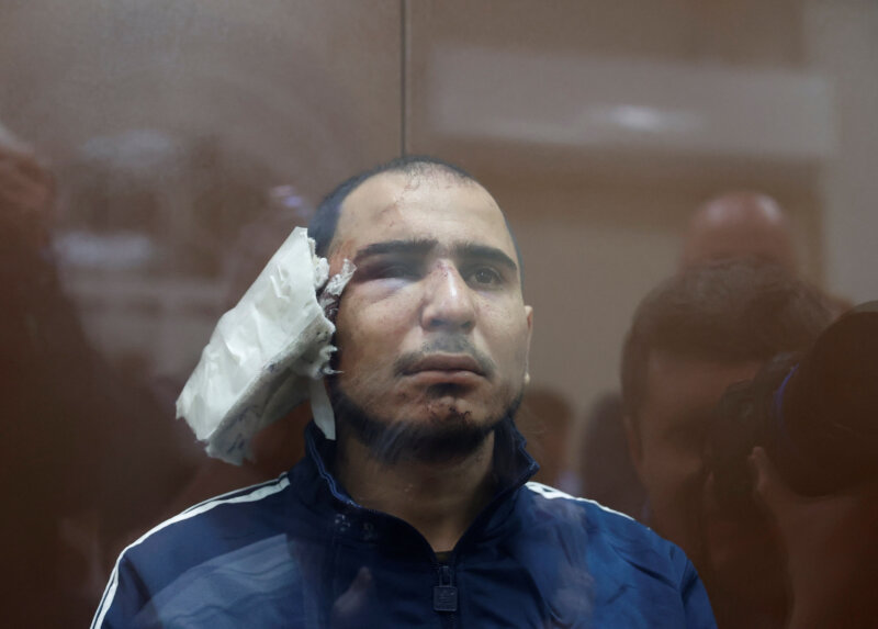 Saidakrami Murodali Rachabalizoda, sospechoso del ataque a tiros en la sala de conciertos Crocus City Hall, se sienta detrás de una pared de vidrio de un recinto para los acusados en el tribunal de distrito de Basmanny en Moscú, Rusia, el 24 de marzo de 2024. REUTERS/Yulia Morozova