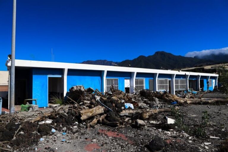 Entregan firmas para la reconstrucción del CEIP La Laguna afectado por la erupción en La Palma
