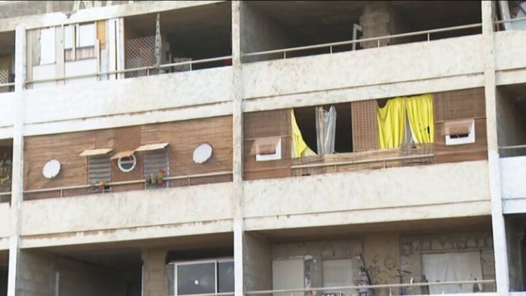 Desalojan por orden judicial un edificio en el sur de Tenerife con 90 familias