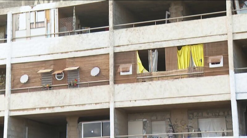Desalojan un edificio por orden judicial en el sur de Tenerife. Imagen RTVC