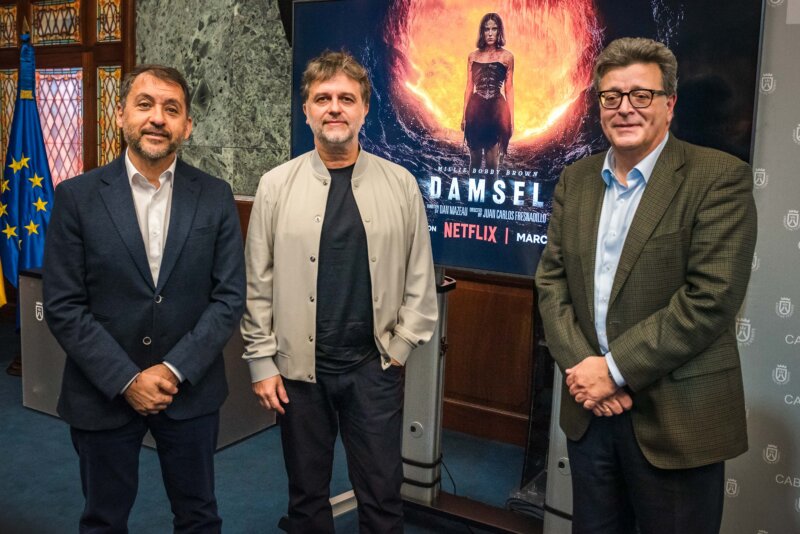 El director de cine Juan Carlos Fresnadillo (centro) durante la presentación del preestreno nacional de su nuevo trabajo 'Damsel'. A la izquierda el alcalde de Santa Cruz de Tenerife y a la derecha el consejero de Cultura y Museos de Tenerife del Cabildo de Tenerife, José Carlos Acha / Cabildo de Tenerife