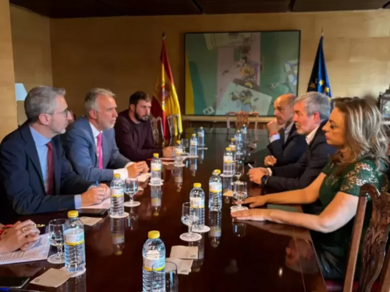 Gobierno y Canarias pactan reformar la ley de extranjería para abordar el reparto de menores
