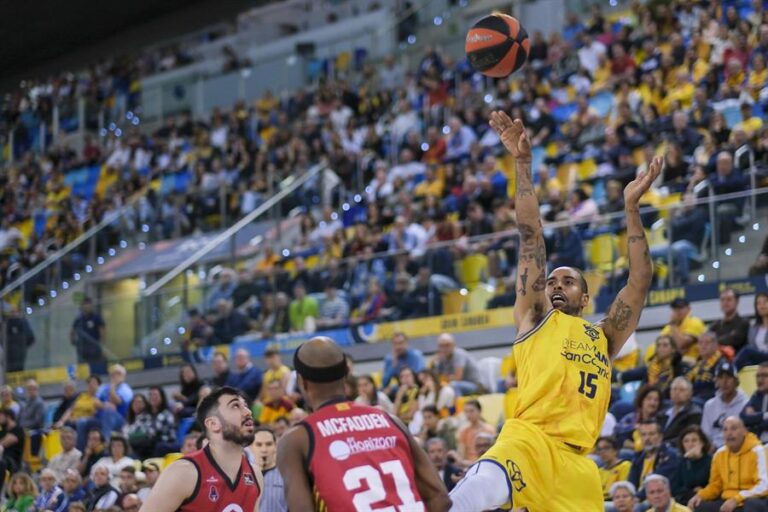 111-85. El Granca pasa página y se lleva por delante al Zaragoza