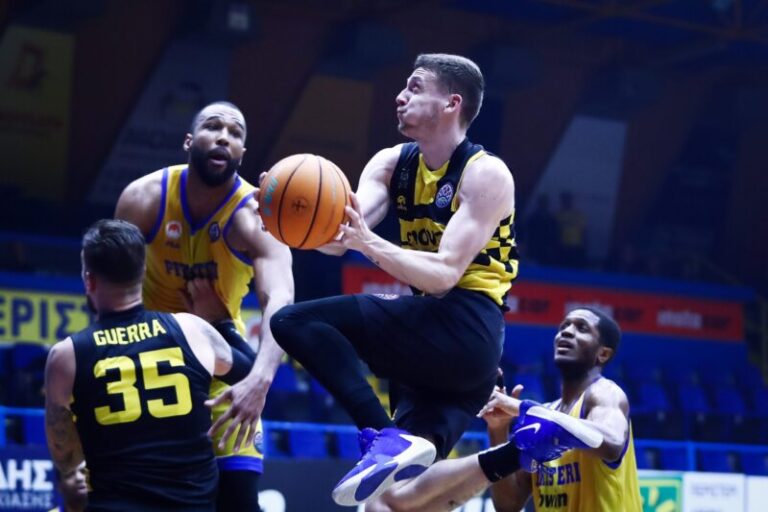 90-82. El Lenovo Tenerife cae en Grecia pero mantiene el liderato