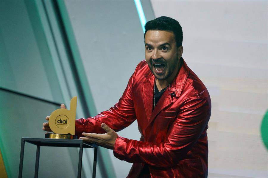 El cantante Luis Fonsi, Premio Dial a la Trayectoria, durante la gala de los XXVIII Premios Dial que se celebra este jueves en el Recinto Ferial de Santa Cruz de Tenerife EFE/Ramón de la Rocha
