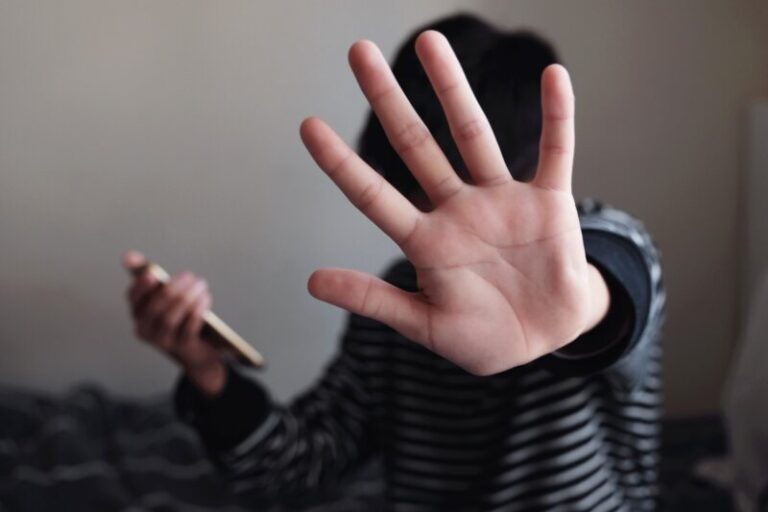 Denuncian que un menor es animado a autolesionarse y publicarlo en Twitter