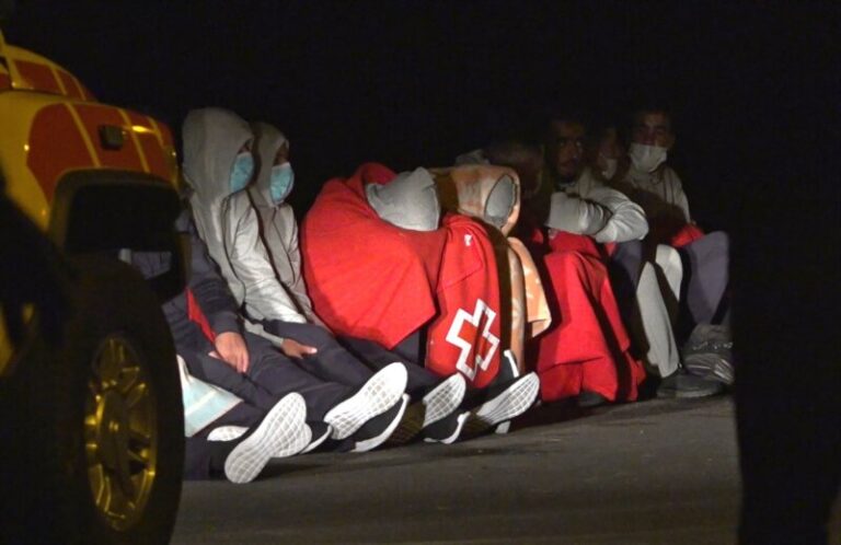 Un total de 122 personas llegan en patera a Lanzarote