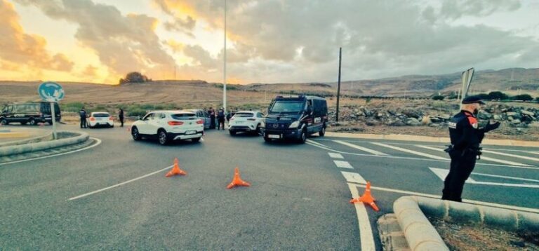 Detienen a dos personas con órdenes de arresto y de ingreso en prisión en un control en el sur de Gran Canaria