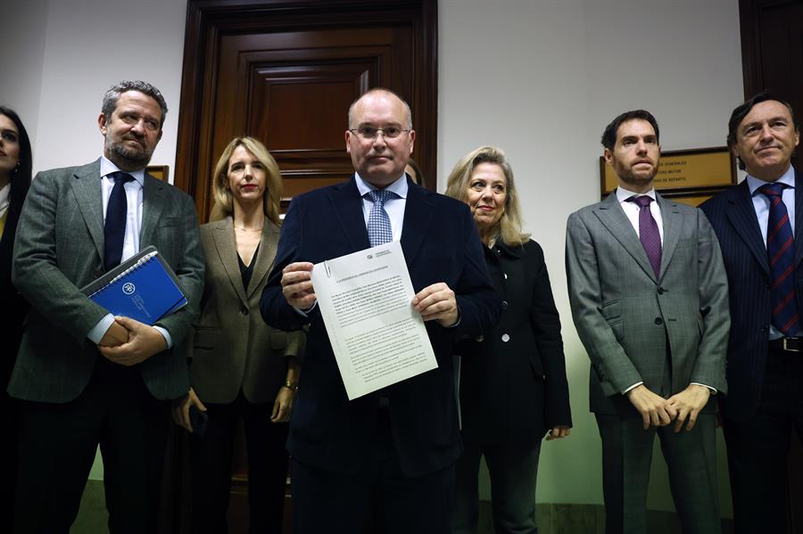El portavoz del grupo popular en el Congreso, Miguel Tellado (c), posa junto a miembros de su grupo tras presentar en el Registro de la Cámara Baja la petición de dimisión de la presidenta del Congreso, Francina Armengol, por el caso Koldo, este lunes. EFE/ Javier Lizon